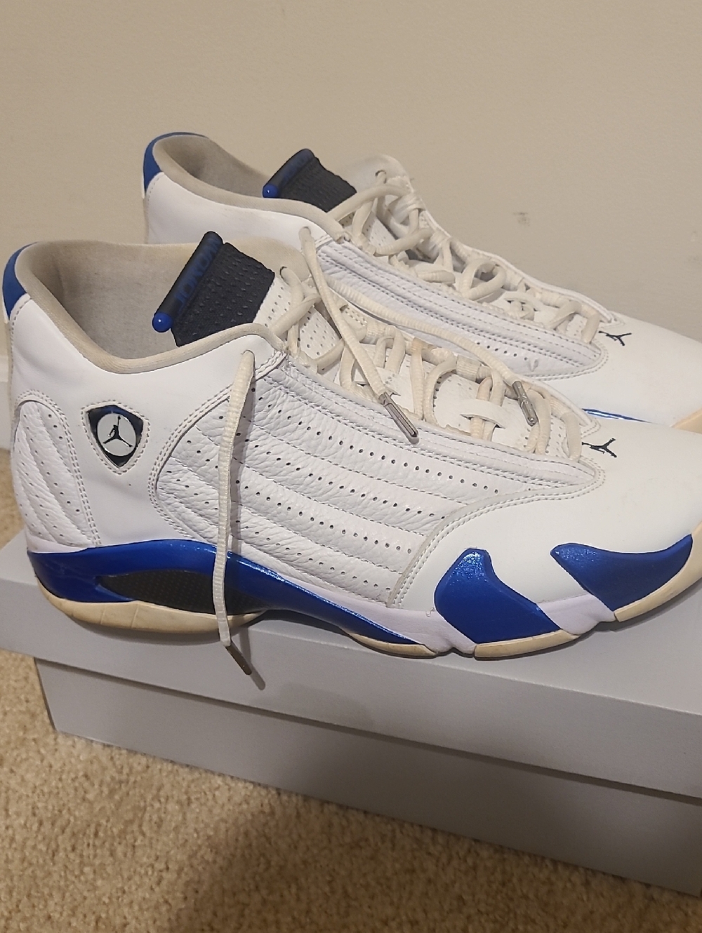 Jordan White & Blue Men’s Basketball Sneakers